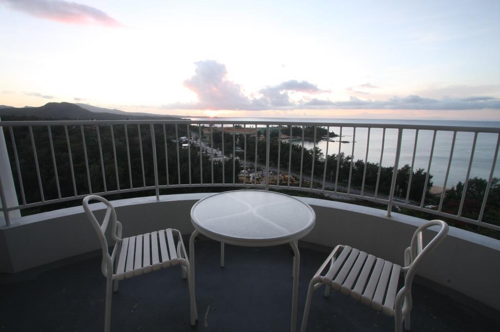 אונה Okinawa Kariyushi Beach Resort Ocean Spa מראה חיצוני תמונה
